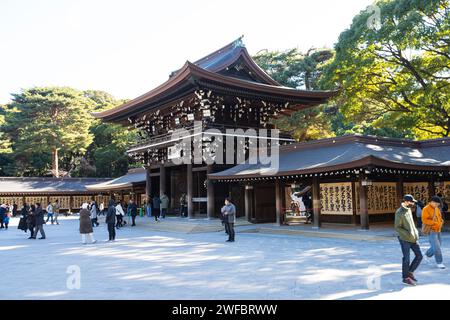 Tokio, Japan. Januar 2024. Die Gläubigen in den Innenhöfen des Meiji Shinto Tempels im Stadtzentrum Stockfoto