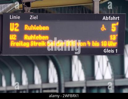 Berlin, Deutschland. 30. Januar 2024. Eine Anzeige über dem Bahnsteig am Bahnhof Eberswalder Straße zeigt den bevorstehenden Streik bei der BVG am 02.02.2024. Die gewerkschaft Verdi hat eine Pressekonferenz über die bevorstehenden Arbeitskampfmaßnahmen im Lohnstreit zwischen lokalen Verkehrsunternehmen in den bundesländern angekündigt. Mehr als 130 kommunale Unternehmen und insgesamt rund 90.000 Beschäftigte in den Städten und Bezirken sind von der Tarifrunde betroffen. Quelle: Soeren Stache/dpa/Alamy Live News Stockfoto