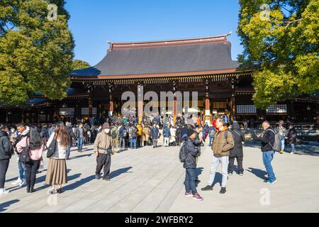 Tokio, Japan. Januar 2024. Die Gläubigen in den Innenhöfen des Meiji Shinto Tempels im Stadtzentrum Stockfoto