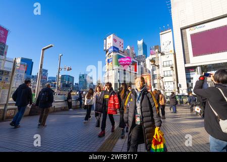 Tokio, Japan. Januar 2024. Menschenmenge auf einem Bürgersteig, die darauf wartet, die Straße im Stadtzentrum zu überqueren Stockfoto