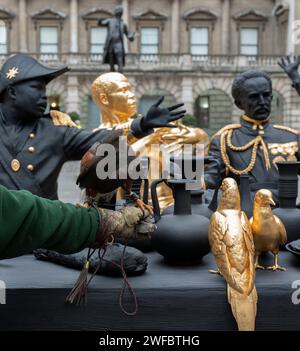 Die Royal Academy, London, Großbritannien. 30. Januar 2024. Der interdisziplinäre Künstler Tavares Strachan (* 1979 in Nassau, die Bahamas) enthüllt 2021-23 seine große neue Skulptur das erste Abendmahl im Annenberg-Hof der Royal Academy. Das erste Abendmahl wird im Rahmen der Ausstellung Enangled Pasts: 1768-Now: Art, Colonialism and Change, Eröffnung am 3. Februar 2024 präsentiert. Die Installation wird von Harris Hawk, Jet, besucht. Quelle: Malcolm Park/Alamy Live News Stockfoto