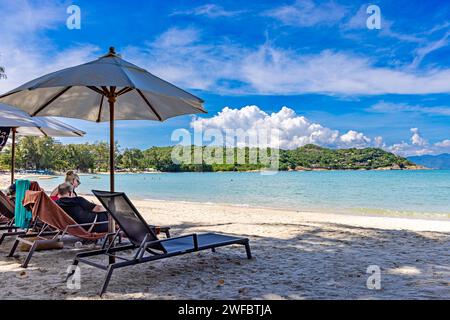Touristen auf der Sonnenliege, Choeng Mon Strand, Bo Phut, Ko Samui, Thailand Stockfoto