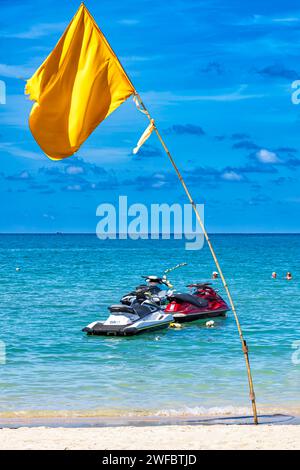 Jetski und Warnflagge, Choeng Mon Beach, Bo Phut, Ko Samui, Thailand Stockfoto