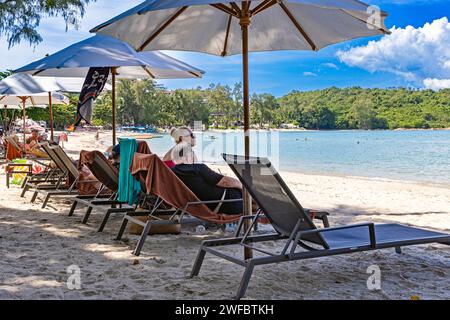Touristen auf der Sonnenliege, Choeng Mon Strand, Bo Phut, Ko Samui, Thailand Stockfoto
