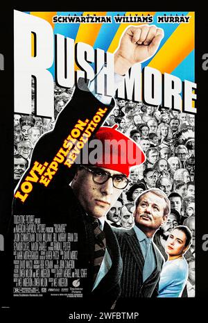 Rushmore (1998) von Wes Anderson mit Jason Schwartzman, Bill Murray und Olivia Williams. Ein Teenager an der Rushmore Academy verliebt sich in einen viel älteren Lehrer und freundet sich mit einem Industriellen mittleren Alters an. Später findet er heraus, dass sein Liebesinteresse und sein Freund eine Affäre haben, was ihn dazu veranlasst, eine Rache zu beginnen. Foto eines Original-Posters aus dem Jahr 1998 (US-1-Blatt). ***NUR REDAKTIONELLE VERWENDUNG*** Guthaben: BFA / Buena Vista Pictures Stockfoto