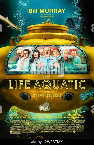 The Life Aquatic mit Steve Zissou (2004) von Wes Anderson mit Bill Murray, Owen Wilson und Anjelica Huston. Mit dem Plan, Rache an einem mythischen Hai zu üben, der seinen Partner getötet hat, versammelt der Ozeanograf Steve Zissou eine Crew, zu der seine entfremdete Frau, ein Journalist und ein Mann gehören, der sein Sohn sein mag oder auch nicht. Foto eines Original-Posters aus dem Jahr 2004 (US-1-Blatt). ***NUR REDAKTIONELLE VERWENDUNG*** Guthaben: BFA / Buena Vista Pictures Stockfoto