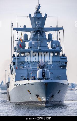 Rostock, Deutschland. 30. Januar 2024. Die Korvette Oldenburg erreicht den Marinestützpunkt Warnemünde, nachdem sie von einem Auslandseinsatz im Mittelmeer zurückgekehrt ist. Die "Oldenburg" wurde im Rahmen der UN-Mission UNIFIL (Interimstruppe der Vereinten Nationen im Libanon) im Seegebiet vor der libanesischen Küste eingesetzt und nahm als Flaggschiff auch an der NATO-Unterstützungsmission in der Ägäis Teil. Quelle: Jens Büttner/dpa/Alamy Live News Stockfoto