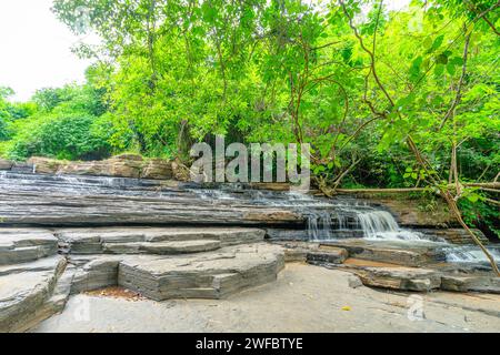 Wasserfall namens Tat Yai Wasserfall mit Gesteinsschicht und grünem Waldgrund in der lokalen Gegend namens Nam NAO District, Phetchabun, Thailand. Stockfoto