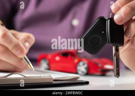 Geschäftskonzept, Auto Versicherung, verkaufen, Auto kaufen, Auto Finanzierung, Auto-Taste für den Kaufvertrag. Neue carowners sind die Schlüssel von männlichen salespe Stockfoto