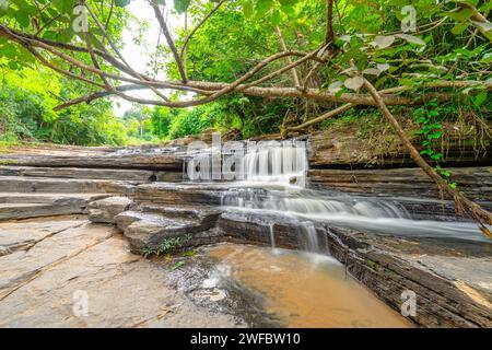 Wasserfall namens Tat Yai Wasserfall mit Gesteinsschicht und grünem Waldgrund in der lokalen Gegend namens Nam NAO District, Phetchabun, Thailand. Stockfoto