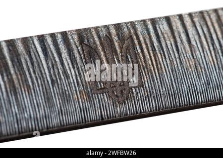 Armband in limitierter Auflage aus Stahl von Azovstal, Emblem der Ukraine. Stockfoto