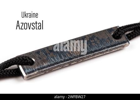 Azovstal Armband in limitierter Auflage aus Stahl von Azovstal auf weiß. Stockfoto