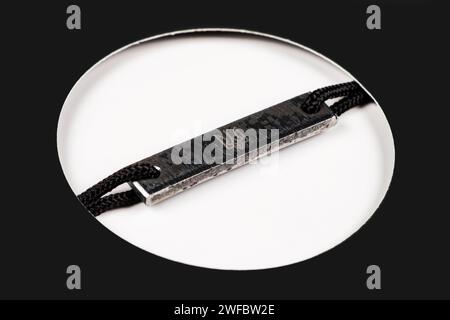 Azovstal Armband in limitierter Auflage aus Stahl von Azovstal auf weiß. Stockfoto