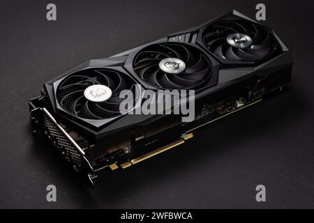 UKRAINE, DNIPRO, 23. FEBRUAR 2023: MSI GeForce RTX Grafikkarte, Hardwarekomponenten für Build-PC oder Bergbaugerät. Stockfoto