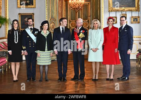 Prinzessin Sofia, Prinz Carl Philip, Königin Silvia, französischer Präsident Emmanuel Macron, König Carl XVI Gustaf, Frau Brigitte Macron, Kronprinzessin Victoria und Prinz Daniel posieren für ein Gruppenfoto im Speisesaal von Lovisa Ulrika im Königlichen Palast in Stockholm, Schweden, am 30. Januar 2024. Der französische Präsident Emmanuel Macron und Frau Brigitte Macron besuchen Schweden zu einem zweitägigen Staatsbesuch. Foto: Claudio Bresciani / TT / Code 10090 Stockfoto
