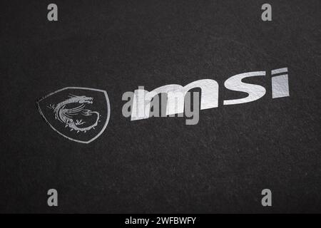 Dnipro, Ukraine - 23. Februar 2023: MSI-Logo auf dunklem Papier Nahaufnahme. Stockfoto