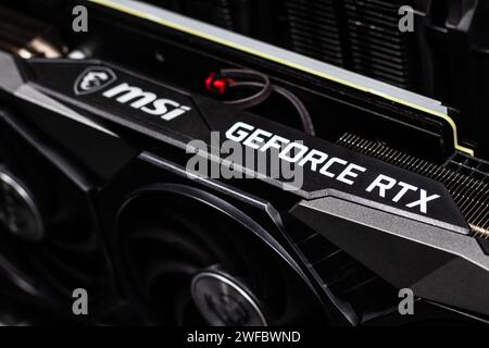 UKRAINE, DNIPRO, 23. FEBRUAR 2023: MSI GeForce RTX Grafikkarte, Hardwarekomponenten für Build-PC oder Bergbaugerät. Stockfoto