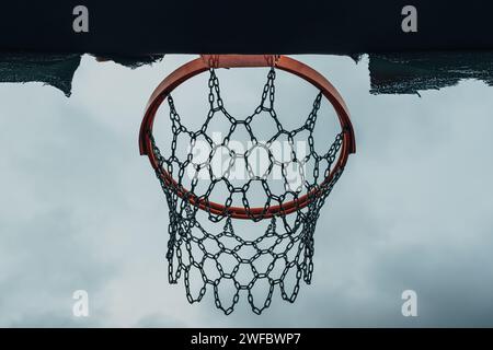 Basketballkorb mit Metallkette, selektiver Fokus Stockfoto