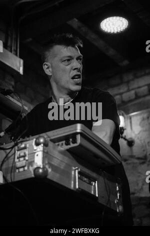 Simon Ding Archer von As able as Kane (AAAK) trat am 25. September 2014 live im Eagle Inn in Salford auf Stockfoto