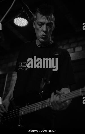 Simon Ding Archer von As able as Kane (AAAK) trat am 25. September 2014 live im Eagle Inn in Salford auf Stockfoto