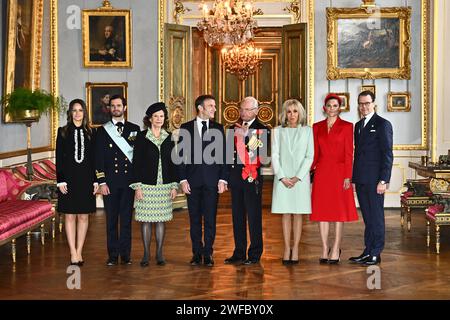 Prinzessin Sofia, Prinz Carl Philip, Königin Silvia, französischer Präsident Emmanuel Macron, König Carl XVI Gustaf, Frau Brigitte Macron, Kronprinzessin Victoria und Prinz Daniel posieren für ein Gruppenfoto im Speisesaal von Lovisa Ulrika im Königlichen Palast in Stockholm, Schweden, am 30. Januar 2024. Der französische Präsident Emmanuel Macron und Frau Brigitte Macron besuchen Schweden zu einem zweitägigen Staatsbesuch. Foto: Claudio Bresciani / TT / Code 10090 Stockfoto