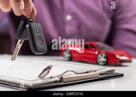 Geschäftskonzept, Auto Versicherung, verkaufen, Auto kaufen, Auto Finanzierung, Auto-Taste für den Kaufvertrag. Neue carowners sind die Schlüssel von männlichen salespe Stockfoto