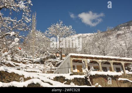 Dorfhäuser während der Wintersaison Stockfoto