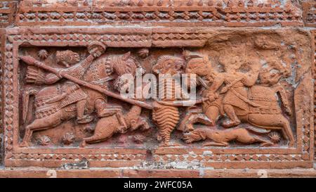 Nahaufnahme der geschnitzten Terrakotta-Tigerjagd mit Jägern, die auf Pferden auf dem alten Govinda-Tempel in Puthia, Rajshahi, Bangladesch reiten Stockfoto