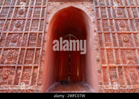 Blick auf die wunderschöne Terrakotta-Fassadenmauer und den Eingang der antiken Atiya- oder Atia-Moschee, Tangail, Bangladesch Stockfoto