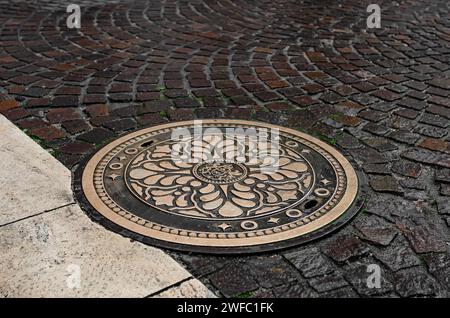 Altes Mannloch auf der Straße. Stockfoto