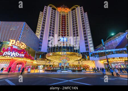 Nachtblick auf das Plaza Hotel und Casino in der Fremont Street in Las Vegas Stockfoto