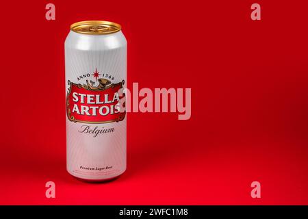 Ukraine. Dnipro. 20. märz 2023: Großes belgisches Bier Stella Artois. Belgien Premium Lager Bierdose Stockfoto