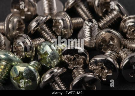 Blechschrauben aus Stahl, Metallschraube, Eisenschraube, Chromschraube, Schrauben als Hintergrund, Holzschraube Stockfoto