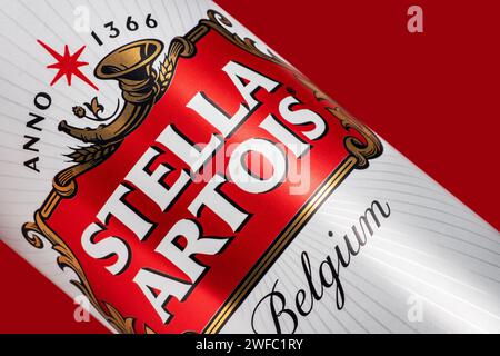 Ukraine. Dnipro. 20. märz 2023: Dose Stella Artois Bier auf Bierfass mit rotem Hintergrund Stockfoto