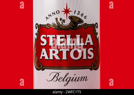 Ukraine. Dnipro. 20. märz 2023: Dose Stella Artois Bier auf Bierfass mit rotem Hintergrund Stockfoto