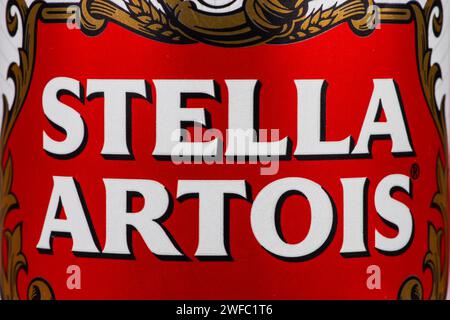 Ukraine. Dnipro. 20. märz 2023: Eine Dose Bier Stella Artois. Es ist ein erstklassiges pilsener Lagerbier. Stockfoto