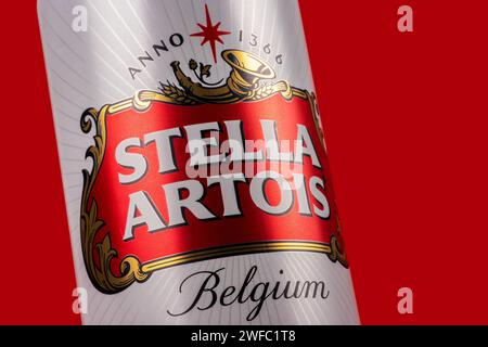 Ukraine. Dnipro. 20. märz 2023: Großes belgisches Bier Stella Artois. Belgien Premium Lager Bierdose Stockfoto