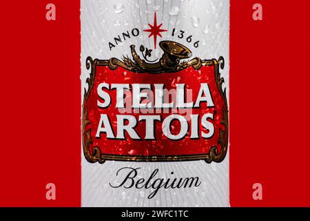 Ukraine. Dnipro. 20. märz 2023: Stella Artois Bierdose mit Kondenswassertröpfchen auf rotem Hintergrund. Stockfoto