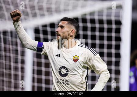 Der italienische Mittelfeldspieler Lorenzo Pellegrini feiert, nachdem er während des Fußballspiels der Serie A zwischen Unione Sportiva Salernitana und AS Roma am 29. Januar 2024 im Arechi-Stadion in Salerno ein Tor geschossen hat. Stockfoto