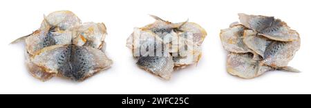 Trocken gesalzener Gelbstreifen-Sack. Getrockneter kleiner Fisch isoliert, Selaroides Snack, Stockfisch Bier Snacks, getrocknetes flaches Filet auf weißem Hintergrund. Sammlung Stockfoto