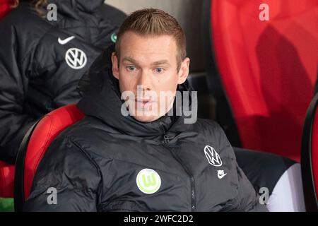 Tommy Stroot (VfL Wolfsburg, Trainer) auf der Ersatzbank. Fussball: Google Pixel Frauen-Bundesliga, Saison 2023/2024, 11. Spieltag, SGS Essen - VfL Wolfsburg am 29.01.2024 im Stadion an der Hafenstraße in Essen. Wichtiger Hinweis: Gemaess den Vorgaben der DFL Deutsche Fussball Liga bzw. Des DFB Deutscher Fussball-Bund ist es untersagt, in dem Stadion und/oder vom Spiel angefertigte Fotoaufnahmen in Form von Sequenzbildern und/oder videoaehnlichen Fotostrecken zu verwerten bzw. Verwerten zu lassen. Foto: Kirchner-Media/TH Stockfoto