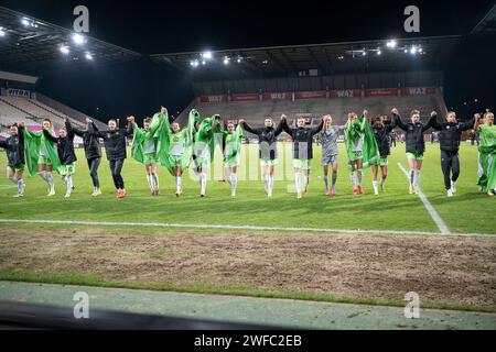 Die Woelfinnen bedanken sich bei ihren Fans. Fussball: Google Pixel Frauen-Bundesliga, Saison 2023/2024, 11. Spieltag, SGS Essen - VfL Wolfsburg am 29.01.2024 im Stadion an der Hafenstraße in Essen. Wichtiger Hinweis: Gemaess den Vorgaben der DFL Deutsche Fussball Liga bzw. Des DFB Deutscher Fussball-Bund ist es untersagt, in dem Stadion und/oder vom Spiel angefertigte Fotoaufnahmen in Form von Sequenzbildern und/oder videoaehnlichen Fotostrecken zu verwerten bzw. Verwerten zu lassen. Foto: Kirchner-Media/TH Stockfoto