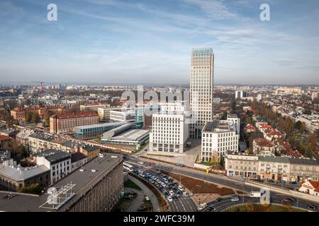 Krakau aus der Vogelperspektive von Grzegorzki. Krakauer Wirtschaftsuniversität, Unity Center, Mogilskie Kreisverkehr und Lubomirskiego Street, Herbst 2022. Stockfoto