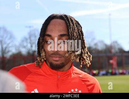 München, Deutschland 30. Januar 2024: Fussball, Herren, Saison 2023/2024, FC Bayern München, Säbener Straße, Trainingsgelände, Training, öffentliches Training Sacha Boey (FC Bayern München) Kopf, Portrait Stockfoto