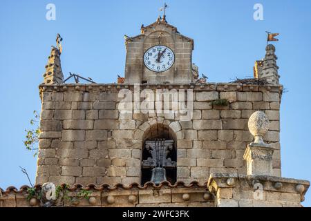 Detalle de la torre de la iglesia de Santa Marina en Cañaveral, Cáceres, España Stockfoto