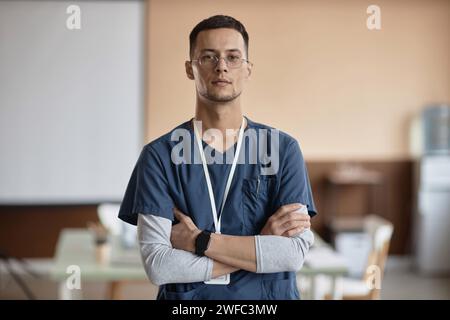 Ernsthafter männlicher Chirurg posiert vor der Kamera Stockfoto