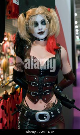 Nahaufnahme einer lebensgroßen Statue von Harley Quinn aus Batman, ausgestellt auf dem Rubies Masquerade Co. Stand auf der Topy Fair 2024 in Olympia, London Stockfoto