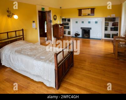 UK, Cumbria, Bowness on Windermere, Blackwell, Arts and Crafts House, Schlafzimmer, mit Ernest Gimson Bett Stockfoto