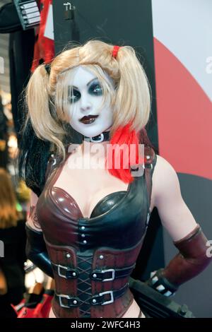 Nahaufnahme einer lebensgroßen Statue von Harley Quinn aus Batman, ausgestellt auf dem Rubies Masquerade Co. Stand auf der Topy Fair 2024 in Olympia, London Stockfoto