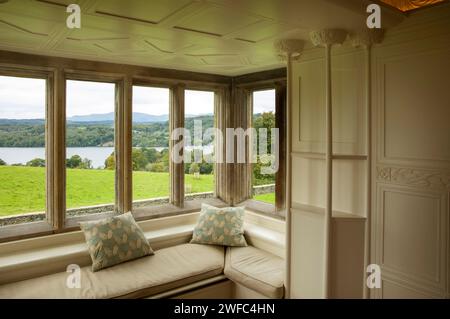 UK, Cumbria, Bowness on Windermere, Blackwell, Arts and Crafts House, White Drawing Room, Sitzplatz im Erkerfenster mit Blick auf Lake Windermere Stockfoto